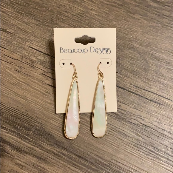 Jewelry - NWT Beautiful pearl white earrings